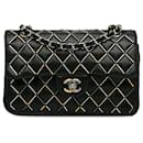 Bolsa de ombro com aba preta Chanel pequena clássica embelezada em pele de cordeiro