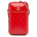 Bolso bandolera rojo Chanel CC de piel de becerro acolchada con cadena alrededor del soporte para teléfono