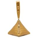 Bolsa Chanel em couro pirâmide dourada