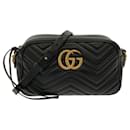 Borsa a tracolla piccola GG Marmont Matelasse Gucci nera