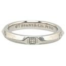 Anillo de metal con banda de diamantes Tiffany & Co Platinum 5P en buen estado