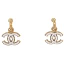 NUEVOS PENDIENTES COLGANTES CON LOGO CHANEL CC PENDIENTES DE METAL ESMALTE BLANCO - Chanel