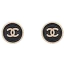 NUEVOS PENDIENTES REDONDOS CON LOGO CHANEL CC PENDIENTES DE CHIPS DE METAL ORO - Chanel