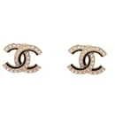 NEW CHANEL EARRINGS LOGO CC STRASS CHIPS IN GOLD METAL EARRINGS - Chanel