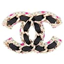 NOVO BROOCH CHANEL CC LOGOTIPO E STRASS MULTICOLOR EM METAL NOVO BROOCH OURO - Chanel