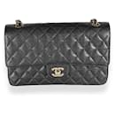 Bolso con solapa con forro clásico mediano de caviar acolchado negro de Chanel