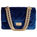 Bolso de solapa Chanel 19A Paris-Egipto MINI AZUL VELVET QUILTED 2.55 Reissue 224 en azul marino con herrajes dorados.