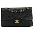 Chanel Medium Classic gefütterte Flap Bag Leder-Umhängetasche in gutem Zustand
