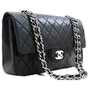 Bolso de hombro CHANEL Classic Double Flap con cadena plateada de 10 pulgadas en negro. - Chanel