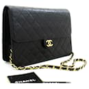 Bolsa de ombro com corrente CHANEL Clutch Preta Acolchoada em Couro de Cordeiro - Chanel