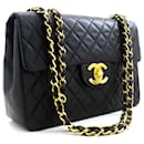 Bolso de hombro con cadena CHANEL Classic Large 13" Flap en piel de cordero negra. - Chanel