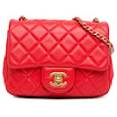 Chanel Mini cuadrado rojo con solapa de piel de cordero perlada