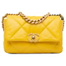 Chanel - Mittelgroße 19-Flap-Tasche aus Lammleder in Gelb