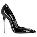 Sapatos de salto agulha Christian Dior com bico fino em couro envernizado preto