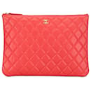 Pochette O Case en cuir d'agneau matelassé rouge moyen Chanel