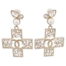 NEUF BOUCLES D'OREILLES CHANEL AB7266 PENDANTES CROIX LOGO CC STRASS PERLE - Chanel