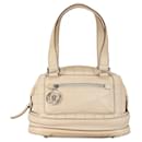 Beigefarbene Chanel-Bowler-Handtasche „Essential“ aus Ziegenleder mit quadratischen Nähten