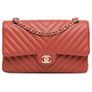 Bolsa de ombro Chanel Medium Classic Chevron em couro de cordeiro vermelho com dupla aba