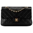 Bolsa de ombro Chanel Medium Classic em couro de cordeiro preto com dupla aba