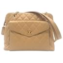 Sac à bandoulière beige Chanel CC matelassé caviar avec poche avant