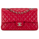 Bolso de hombro con solapa y forro de piel de cordero clásico mediano Chanel rojo