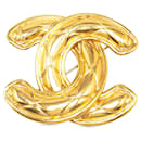 Broche Chanel CC de oro