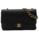 Bolsa de ombro com aba preta Chanel média clássica forrada de pele de cordeiro