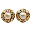 Boucles d'oreilles en perles plaquées or Chanel Vintage Coco Mark en excellent état