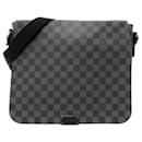 Schwarze Louis Vuitton Damier Graphite District MM Umhängetasche