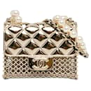 Goldfarbene Chanel-Halskette mit Klappanhänger aus Metall und Kunstperlen 