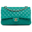 Borsa a spalla a doppio flap media in pelle di agnello blu Chanel classica