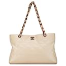 Tote beige con cadena de madera de caviar acolchado CC Chanel