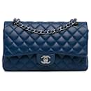 Bolsa de ombro com aba azul Chanel média clássica forrada de pele de cordeiro