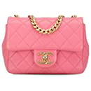 Bolso bandolera Chanel rosa mini cuadrado de piel de cordero con solapa Samba y perlas