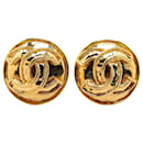 Pendientes de clip CC chapados en oro Chanel Gold