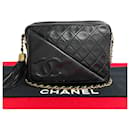 Bolso de cámara Chanel CC Matelassé de cuero en muy buen estado