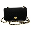 Bolsa transversal Chanel CC em jersey de cetim com aba completa em muito bom estado