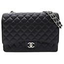 Sac à bandoulière à rabat doublé de caviar Chanel Maxi Classic noir