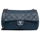 Borsa a tracolla con flap in vitello invecchiato medio blu di Chanel a due colori