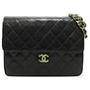 Bolsa de ombro Chanel CC preta acolchoada em pele de cordeiro com aba de corrente