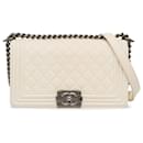 Bolso de hombro Chanel mediano de piel de cordero con solapa para niño blanco