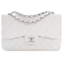 Weiße Chanel Jumbo Classic Umhängetasche mit Überschlag und Futter aus Kaviar