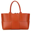 Orangefarbene kleine Arco-Tragetasche von Bottega Veneta