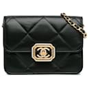 Clutch de couro acolchoado preto da Chanel com strass e corrente