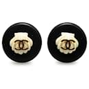 Boucles d'oreilles à clip noir Chanel CC Button Shell
