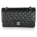 Bolso con solapa con forro clásico mediano de piel de cordero acolchada negra de Chanel