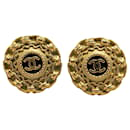 Pendientes de clip CC chapados en oro de Chanel dorados