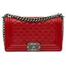 Bolso bandolera Chanel mediano de piel de cordero con solapa para niño rojo