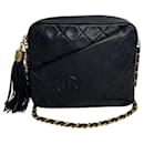 Bolsa de câmera de couro acolchoado Chanel CC com tassel em muito bom estado