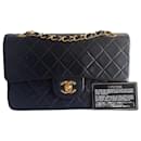 Bolsa Chanel de couro preto com dupla aba de 23 cm banhada a ouro.